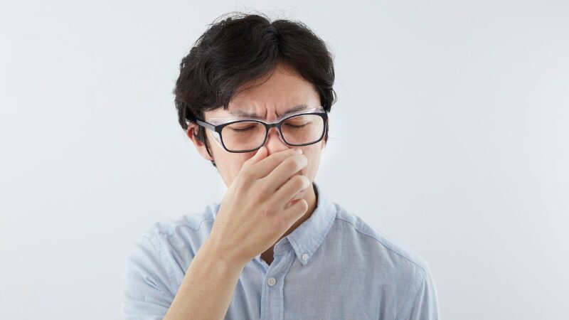 臭いと思っている人のイメージ写真