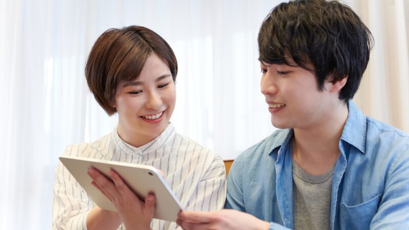 防災手帳の内容を家族で情報共有しているイメージ写真