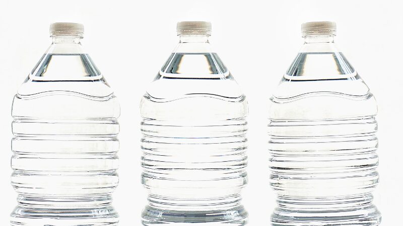 ペットボトルの水の写真